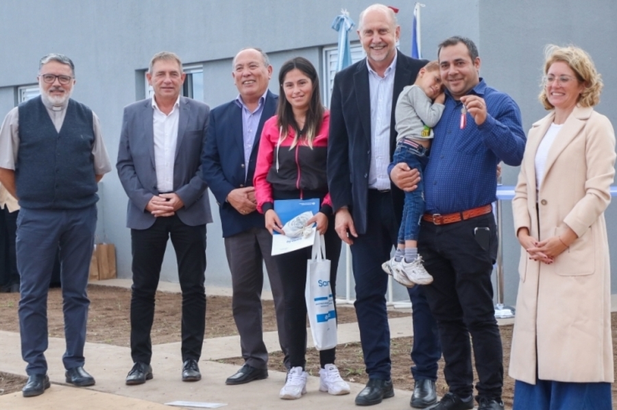 Perotti entregó 11 viviendas en la localidad de Bouquet