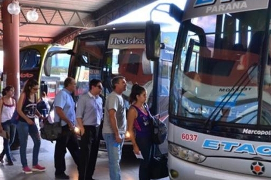 Colectivos Santa Fe - Paraná: por las largas esperas, analizan pedir revisión de horarios de ingreso a las universidades