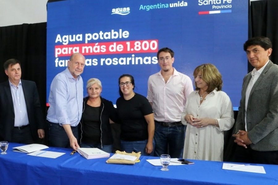 Perotti encabezó la apertura de ofertas para llevar agua potable a Barrio Toba de la ciudad de Rosario