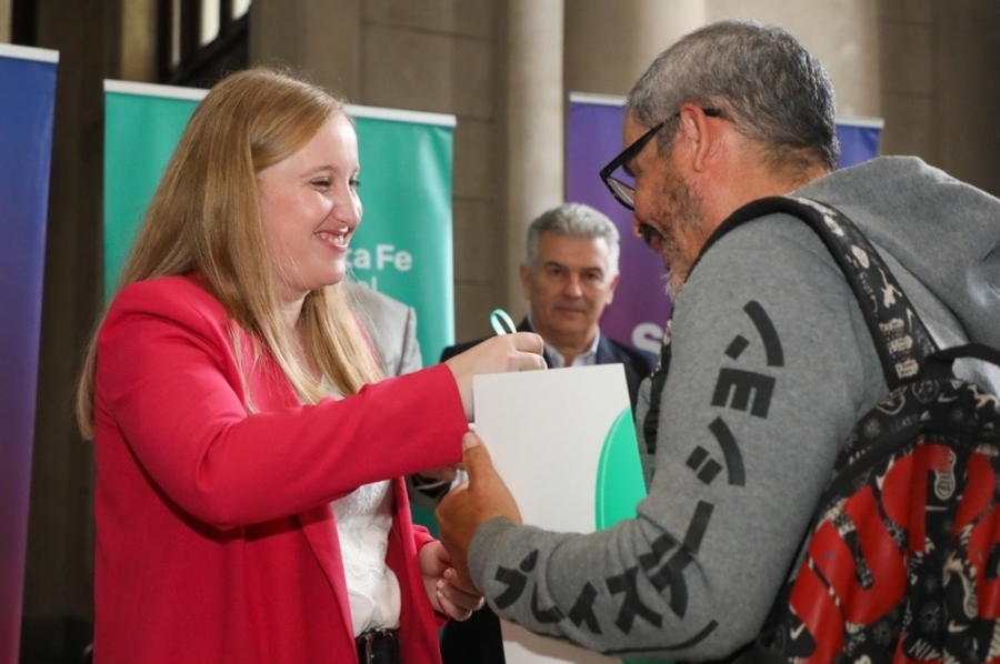 Provincia y Municipio entregaron escrituras a familias de la ciudad de Santa Fe
