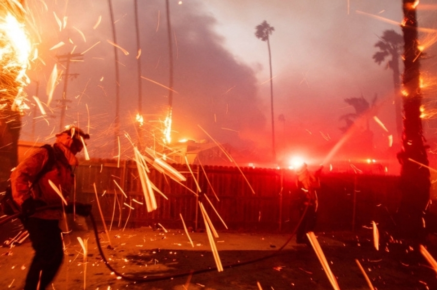 Impactante incendio fuera de control en Los Angeles: más de 30.000 evacuados y estado de emergencia