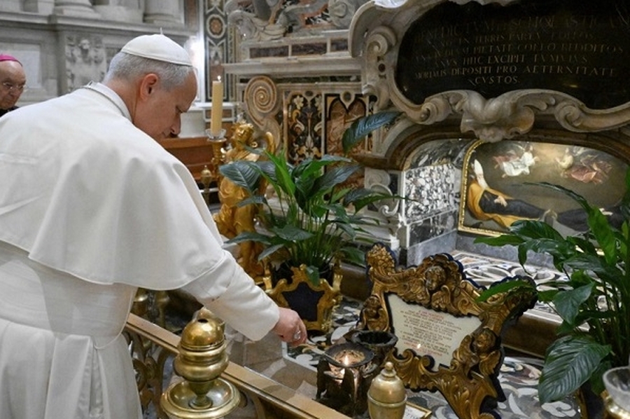 El Papa León XIV rezó por la paz durante su visita a la Abadía de Montecasino