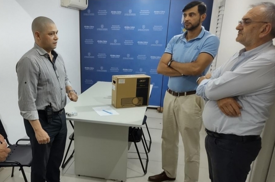 Calvo entregó equipamiento a la Unidad V de Policía