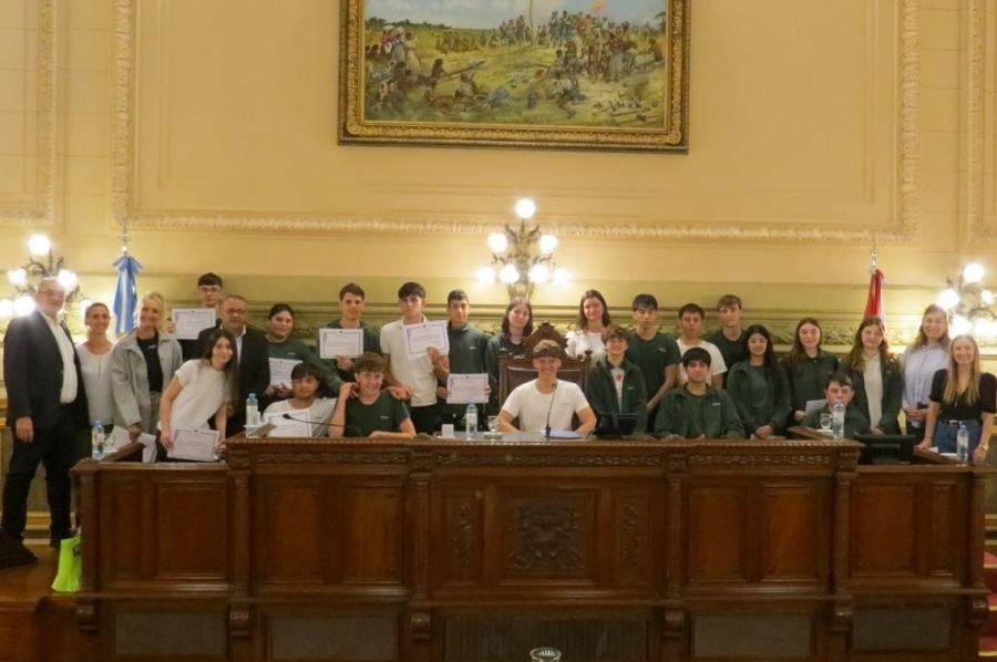 Por invitación del senador Calvo, alumnos de IDESA de Ataliva participaron de una sesión simulada