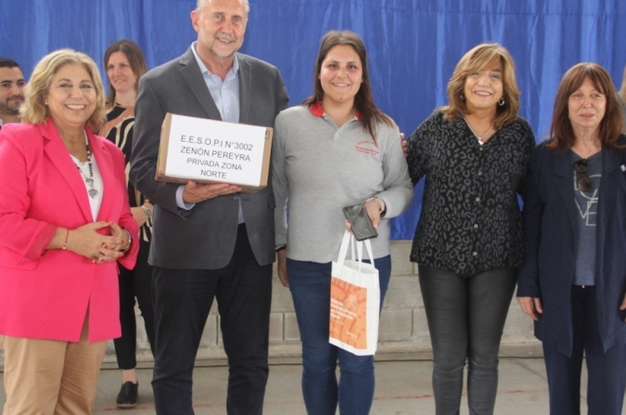 Perotti entregó 208 celulares a estudiantes de escuelas rurales del departamento San Martín