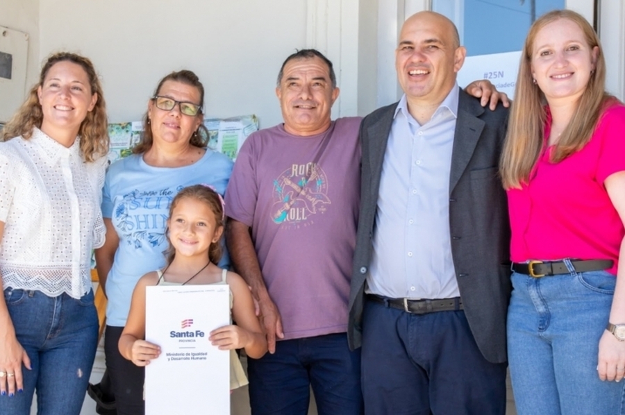 Regularización Dominial: la Provincia entregó escrituras a vecinos de la ciudad de Esperanza
