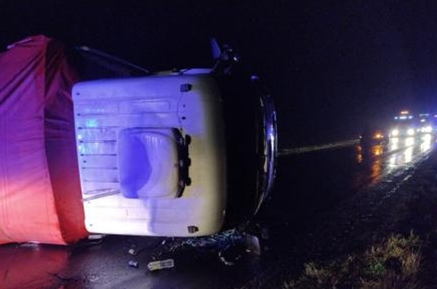 Grave accidente en la Ruta 11, al sur de Calchaqui, dejó un camión volcado en la calzada