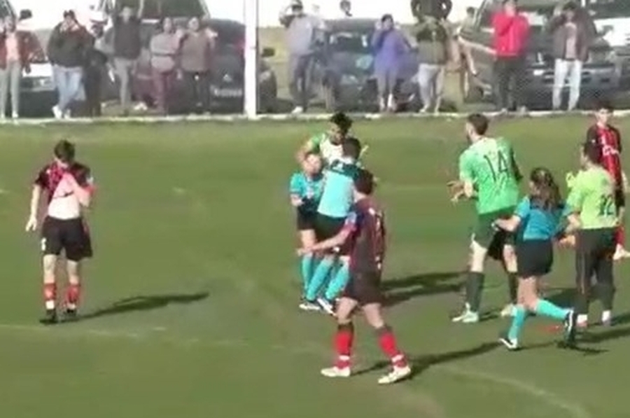 Detuvieron a un jugador por golpear brutalmente a una árbitra en un partido de la liga de Tres Arroyos