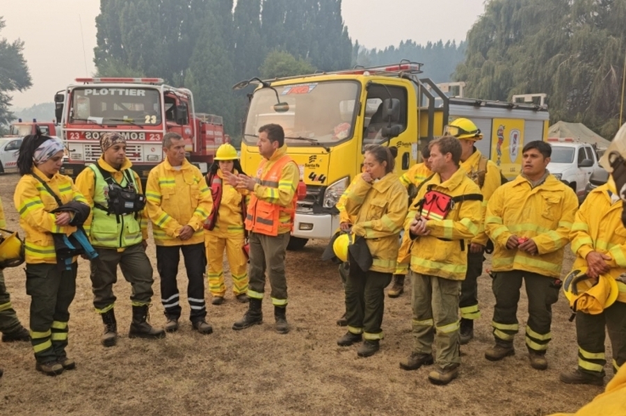 Intenso trabajo de brigadistas santafesinos en el combate de incendios en la Patagonia