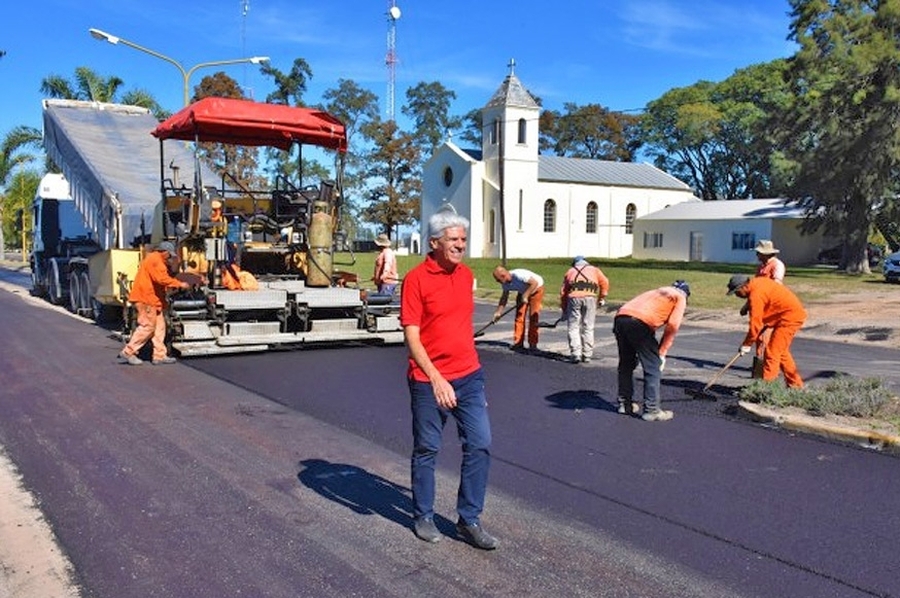Baucero recorrió la obra de pavimento en Colonia Durán