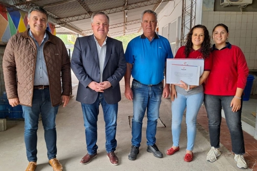 El Senador Felipe Michlig entregó un aporte del FANI a la Escuela N° 611 de La Cabral