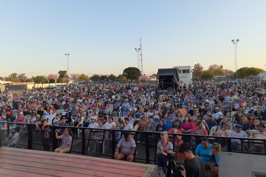 Una multitud disfrutó de la presentación del Indio Rojas y Banda XXI en las Fiestas Patronales de Ambrosetti