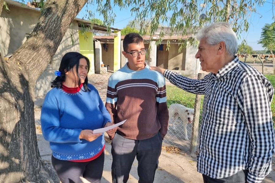 Baucero entregó aporte a emprendimiento avícola