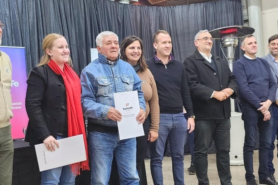 Calvo participó de la entrega de escrituras para vecinos de Frontera y Josefina en el marco de la regularización dominial