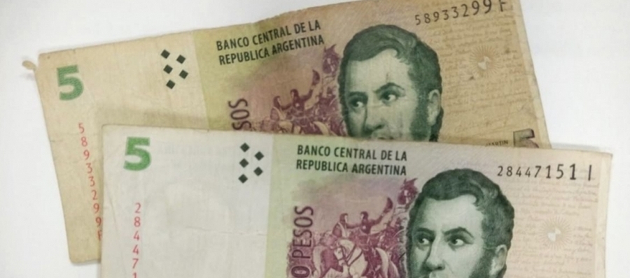 Los billetes de cinco pesos salen de circulación