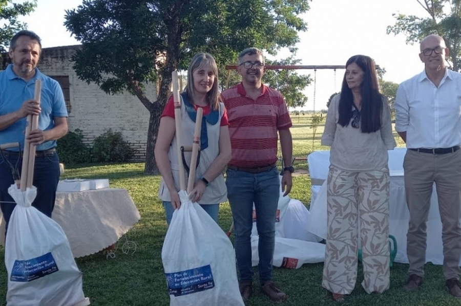 Entrega de kits de huertas a escuelas rurales del departamento San Justo