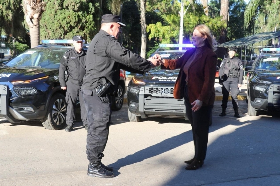 Provincia entregó cuatro camionetas 0Km a la Policía del departamento San Jerónimo