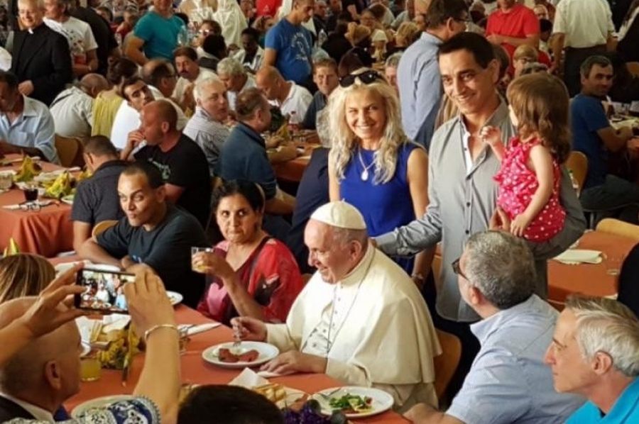 El Papa denuncia que hay nuevos pobres creados por la 'política de las armas'