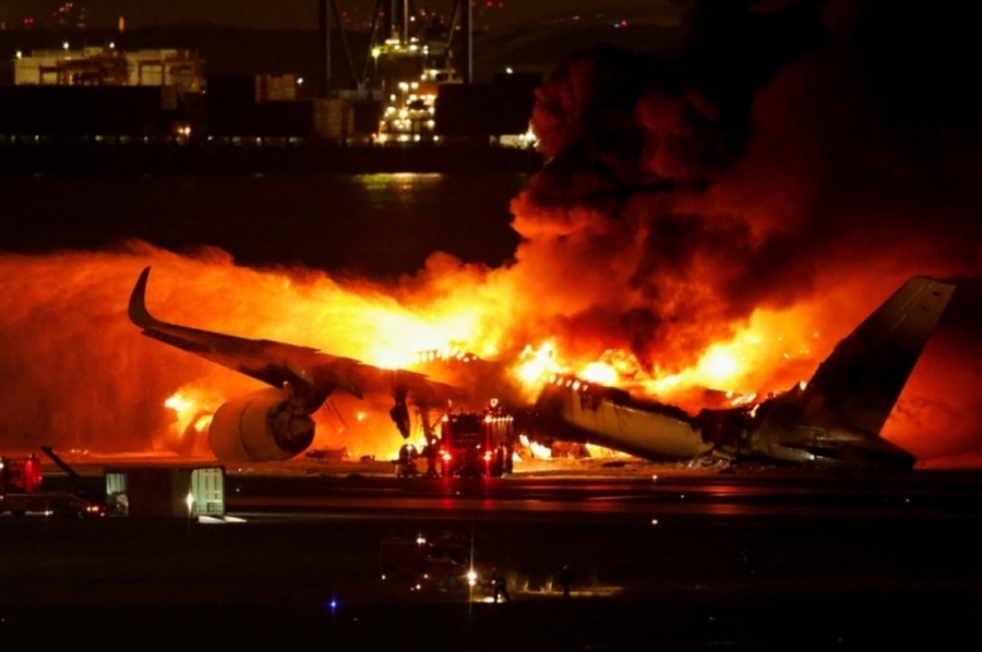 Un avión con casi 400 personas a bordo se prendió fuego en un aeropuerto de Japón