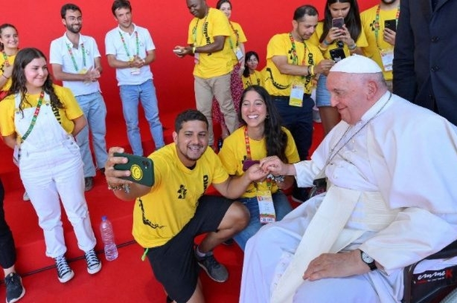 El Papa invita a los jóvenes a 'no mirar la vida desde el balcón'