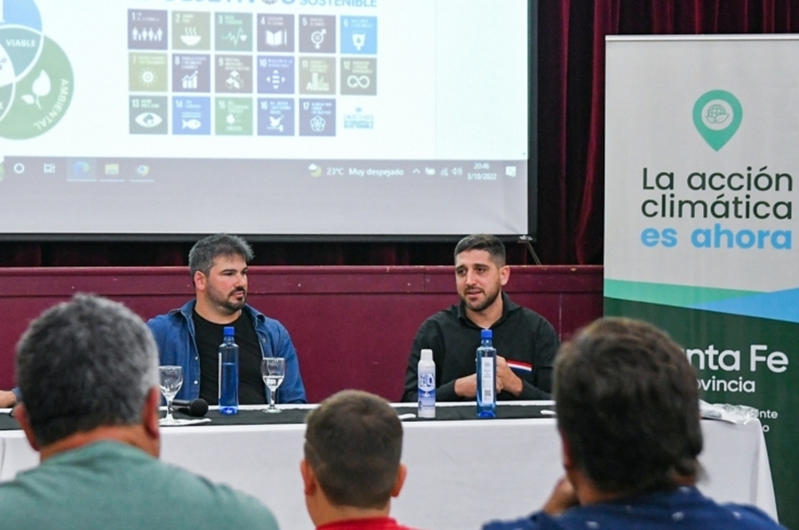 La provincia presentó el Plan Renovable en Llambi Campbell y entregó boyeros solares a productores locales