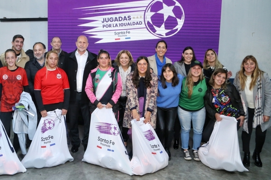 Perotti entregó kits a equipos de fútbol femenino de la Liga Rosarina