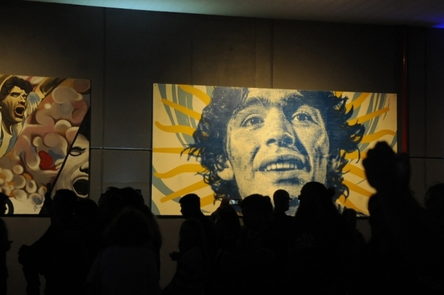 Catorce murales recuerdan al Maradona 