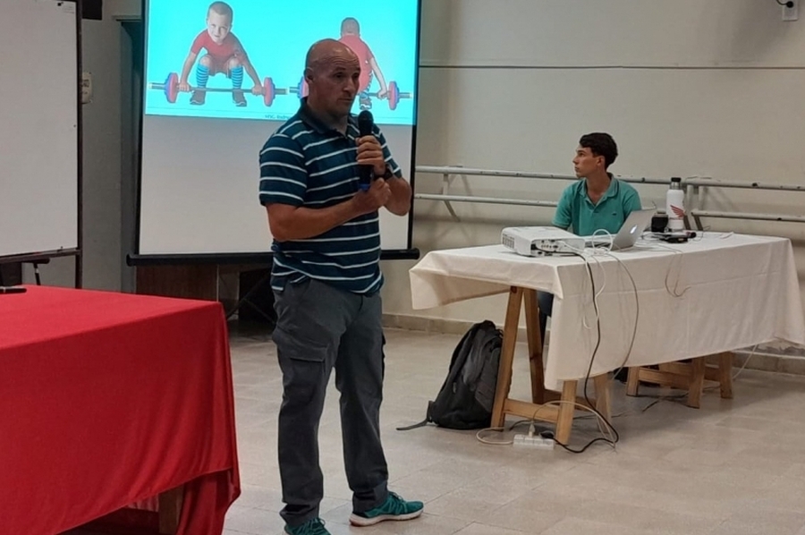 Importante capacitación sobre Adaptación al Entrenamiento Infanto-Juvenil en el Liceo Municipal de San Cristóbal