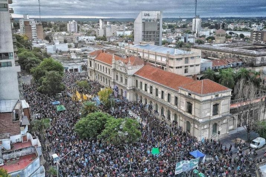 Santa Fe: Multitudinaria manifestación en defensa de la universidad pública