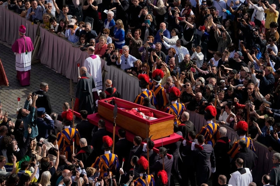 Miles de fieles dan el último adios al Papa Francisco en la Basílica de San Pedro