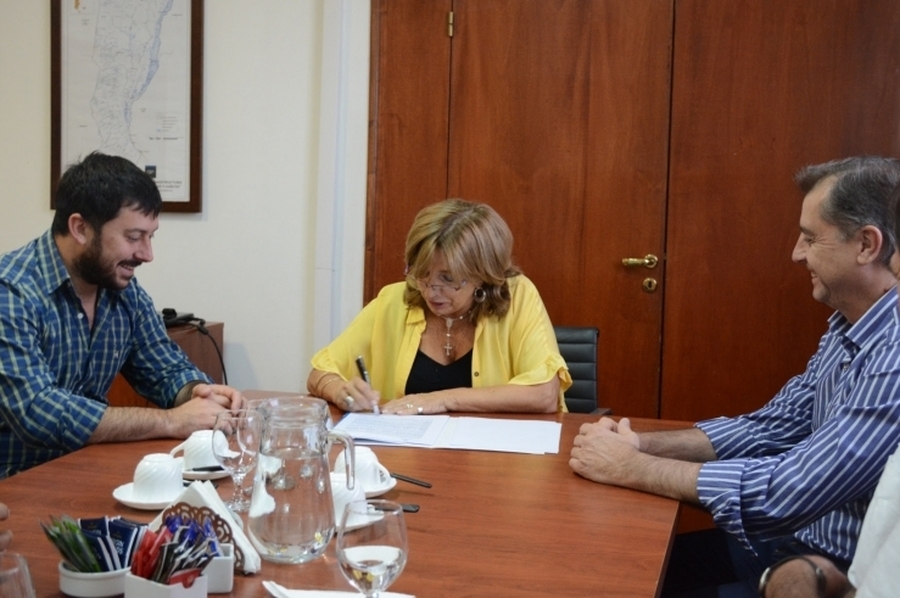 Entrega de aportes a la comuna de Maciel para ampliar el servicio de agua potable