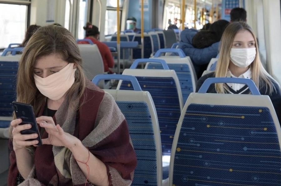 Ante la suba de casos, Salud volvió a recomendar el tapaboca en espacios cerrados y en el transporte