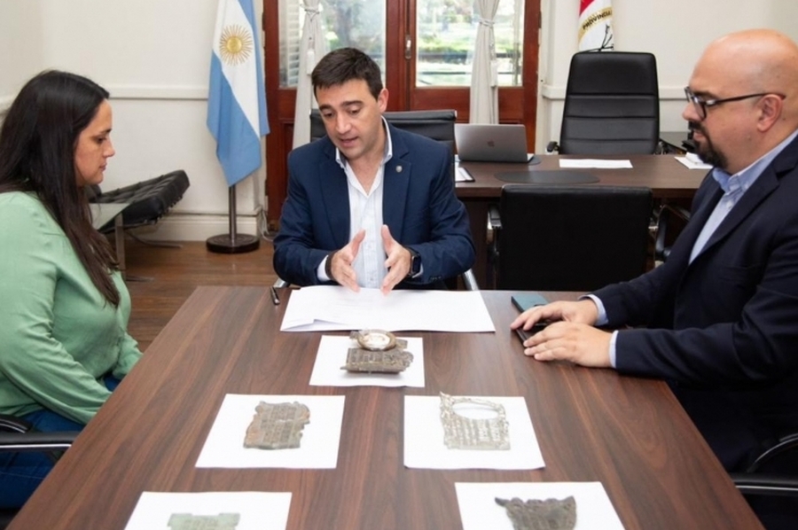 Provincia continúa devolviendo placas de bronce que habían sido sustraídas de cementerios