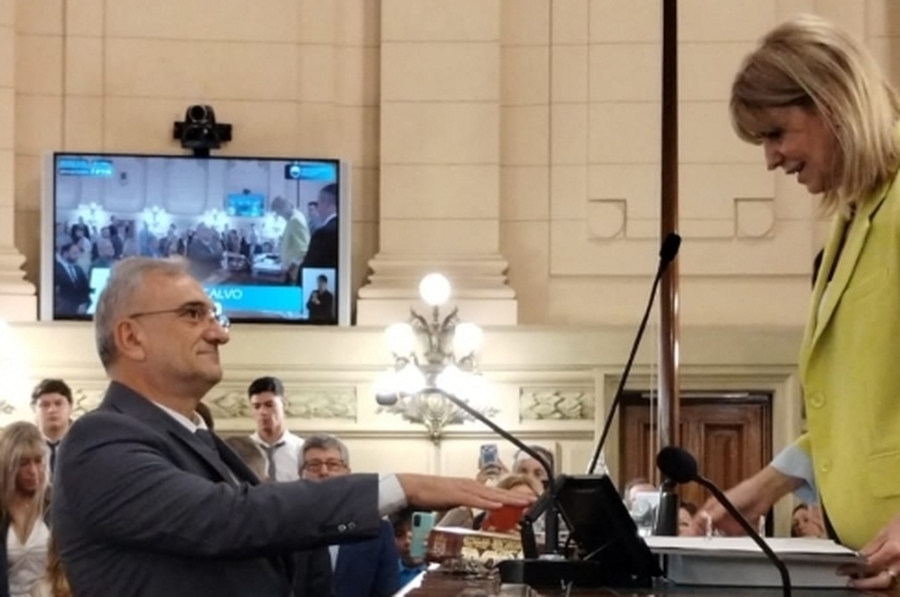 Calvo asumió un nuevo período como senador provincial del departamento Castellanos