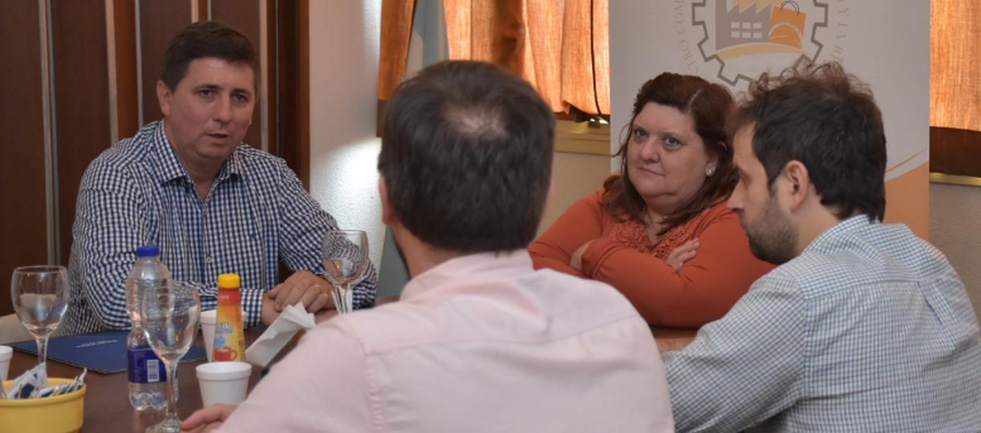 Acompañando a las instituciones el Senador Pirola