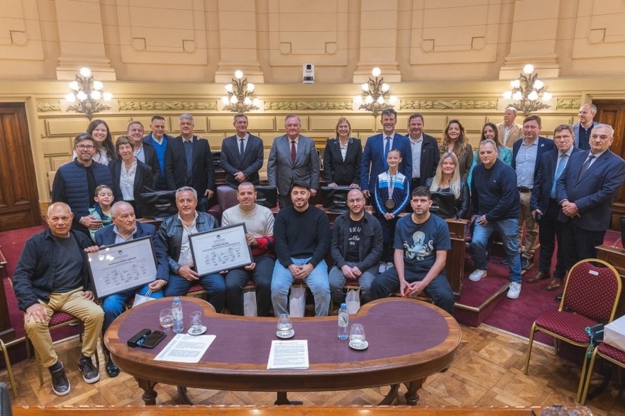El Senado reconoció a Aclamado Amistad y a María Pía Camuglia Yost