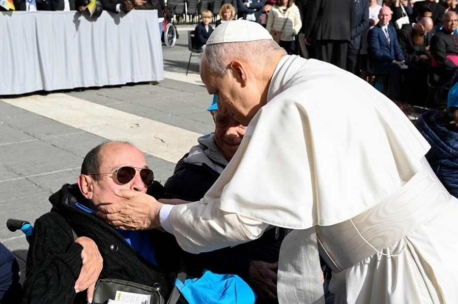 IA: el Papa pide que la dignidad humana prevalezca en la atención sanitaria