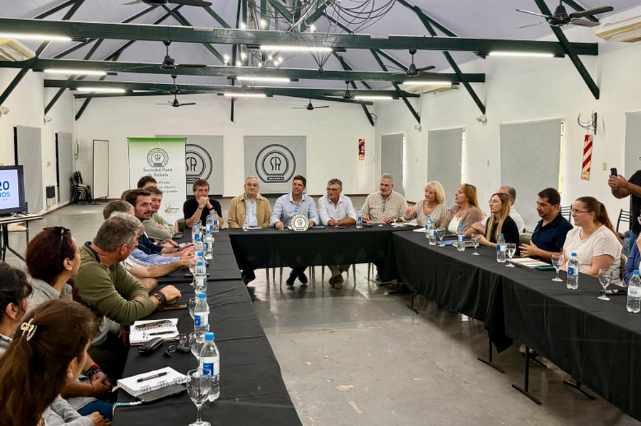 Calvo se reunió con autoridades municipales y comunales de Castellanos