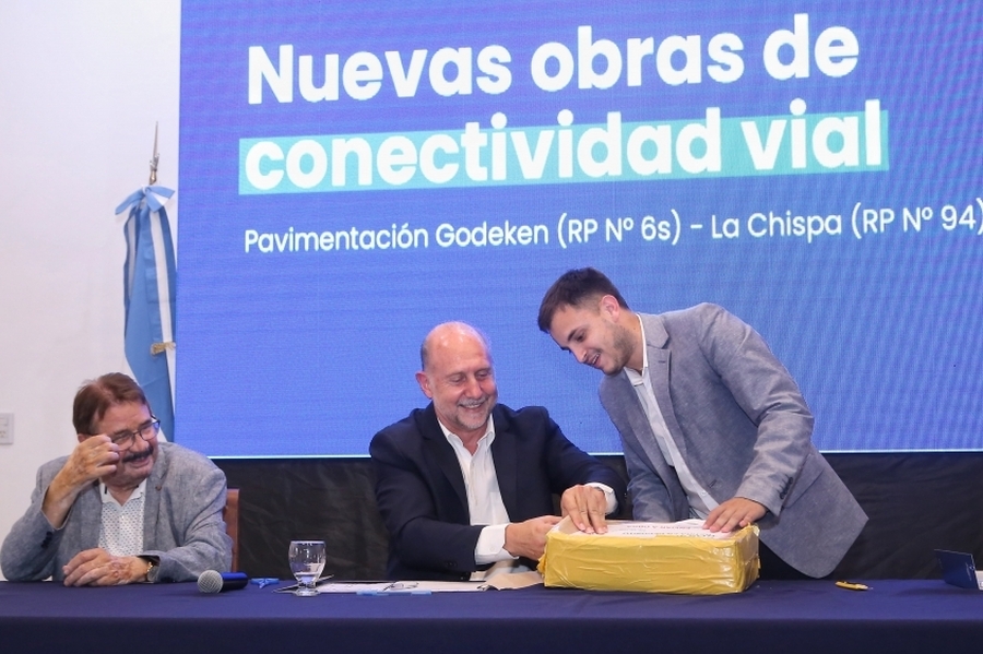 Perotti encabezó la licitación para pavimentar el camino entre Gödeken y La Chispa en el sur de la provincia