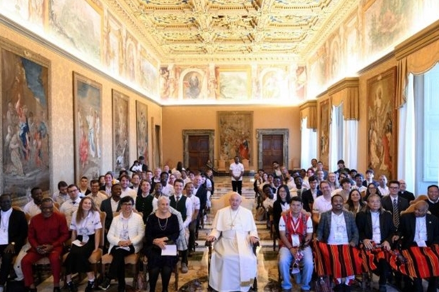 Francisco, a los jóvenes: 'Hagan la revolución de la caridad y el servicio'