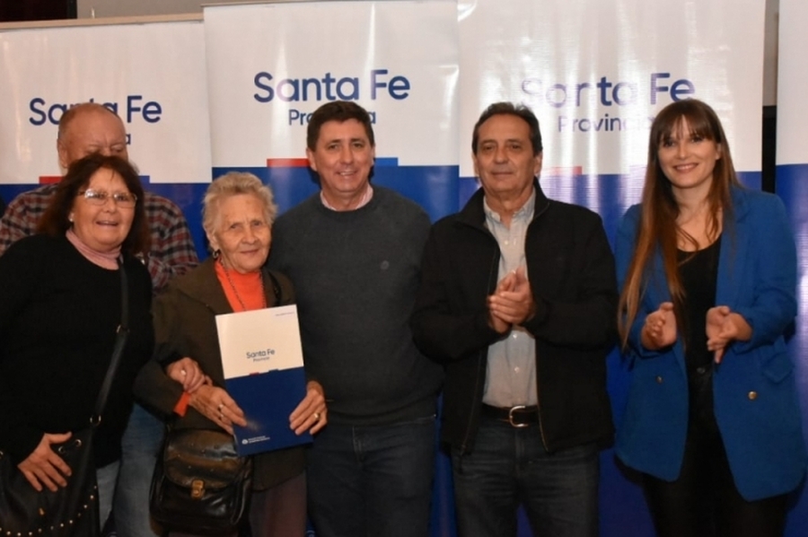 La provincia entregó 44 escrituras a familias del departamento Las Colonias
