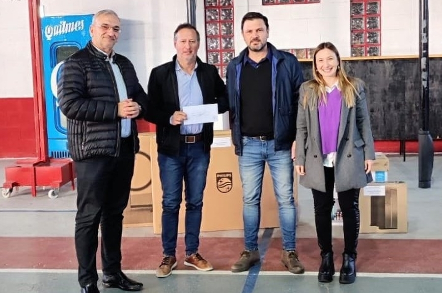 Calvo visitó el Club Ferrocarril del Estado donde se reunió con instituciones de Rafaela