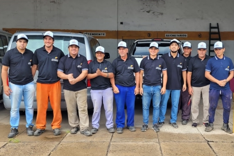 Entrega de ropa de trabajo al personal de Medio Ambiente de San Cristóbal
