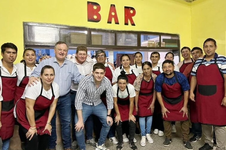 El Senador Michlig visitó el Club de La Rubia y entregó un aporte para iluminación del campo de deportes