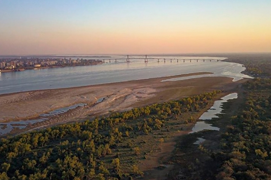 Borus, sobre la bajante del Río Paraná: 