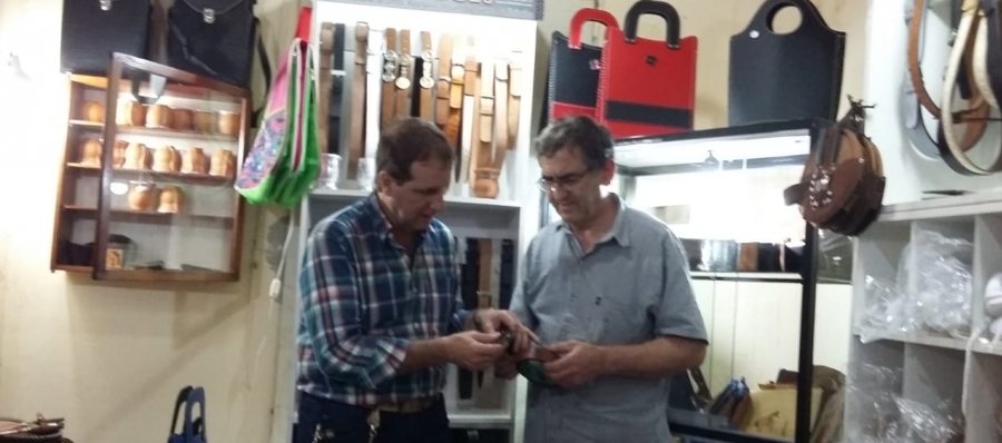 Visitando fábrica de cintos