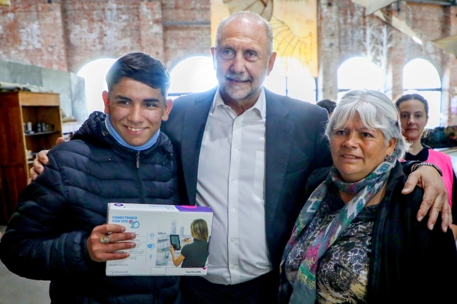 Perotti participó de la entrega de más de 1.000 tablets a jóvenes en la ciudad de Santa Fe