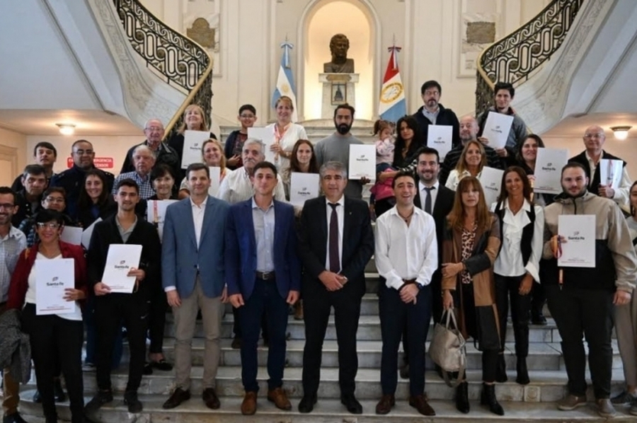 Protege tu Casa: familias de Santa Fe recibieron las escrituras de sus viviendas