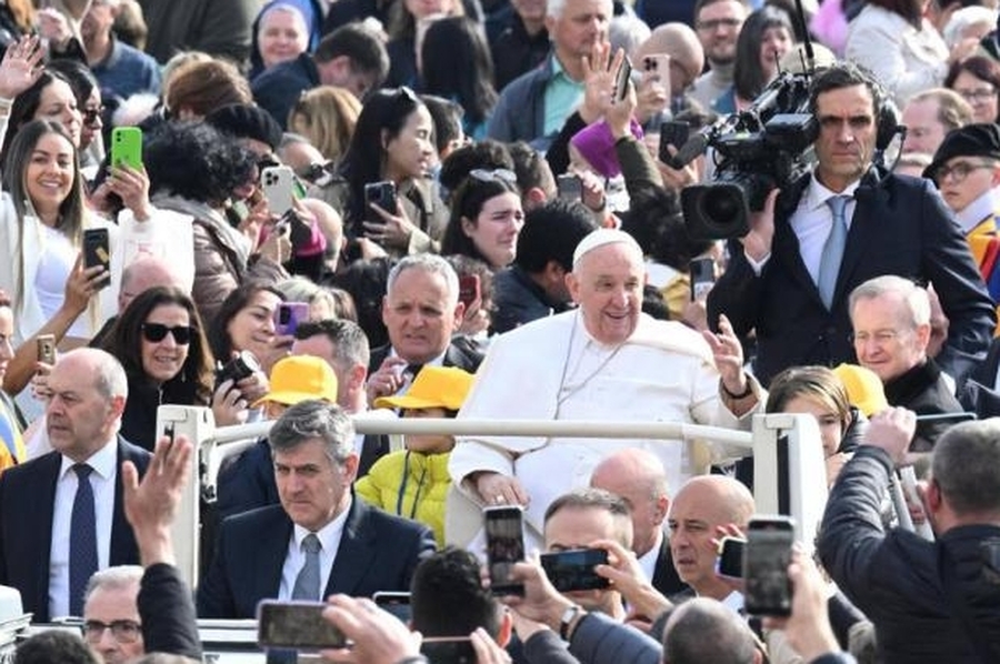 El Papa afirmó que el primer medio de evangelización es el testimonio