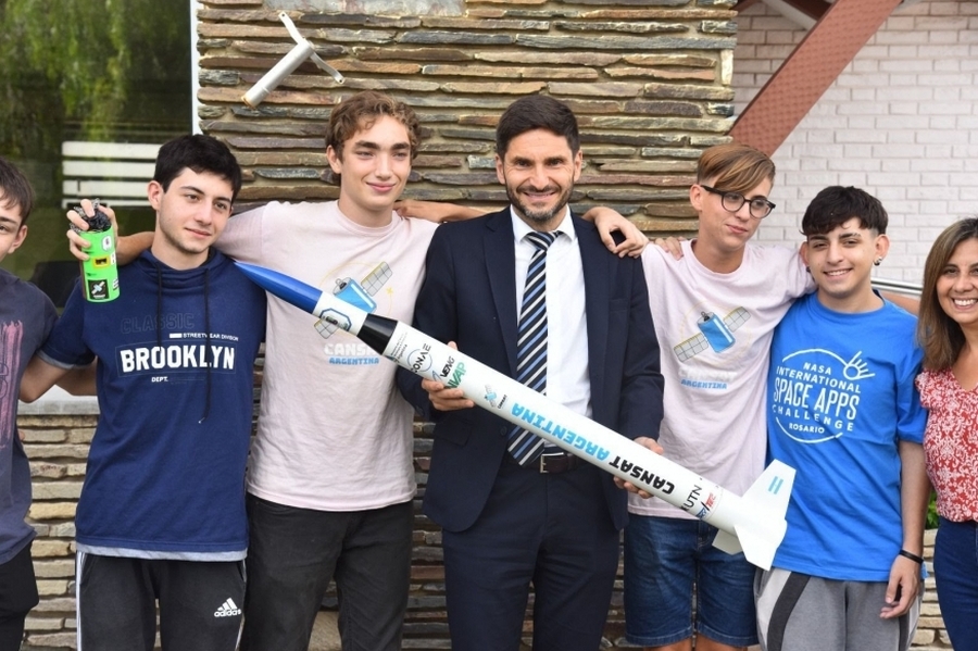 El Gobernador reconoció a los jóvenes del Club de Ciencias de la Escuela Técnica de Roldán